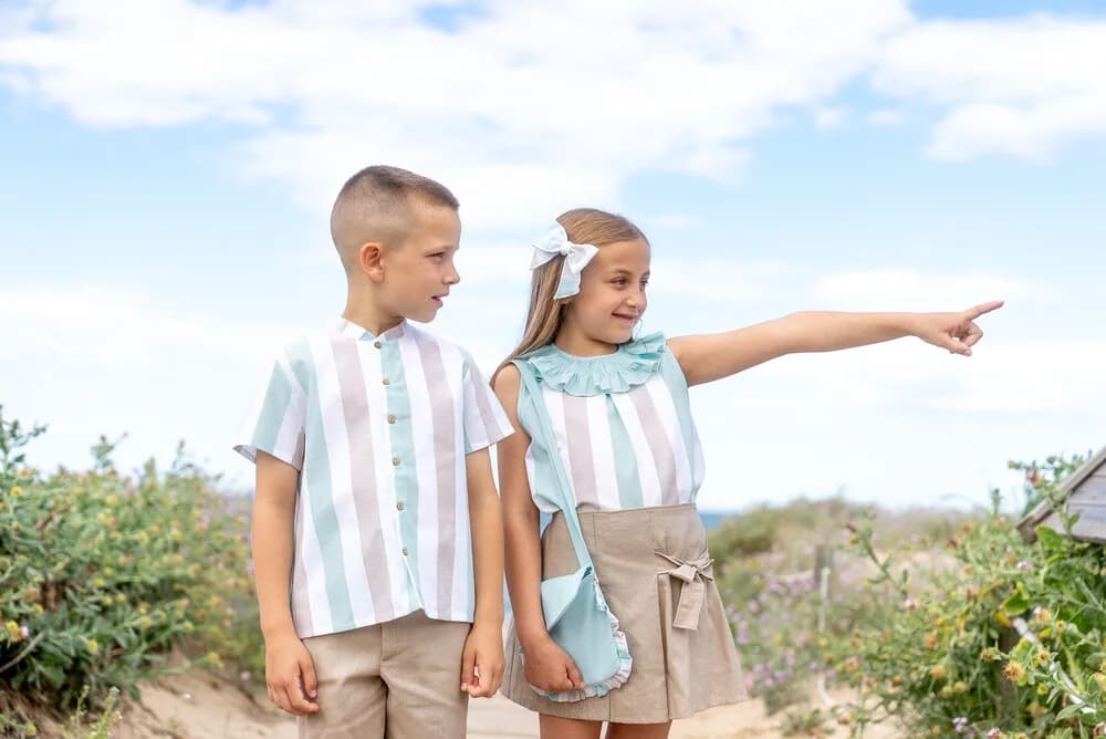 Calamaro · niño y niña con rayas mentoladas en las dunas