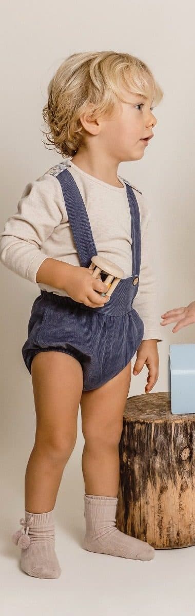 Conjunto 2 piezas: Camiseta M/L crema + Pololo azul con tirantes (Azul y crema)