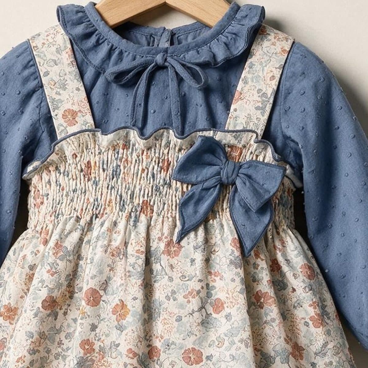 Conjunto 2 piezas: Blusa M/L azul + Peto crema floral con cubrepañal (Crema floral) - vista 3