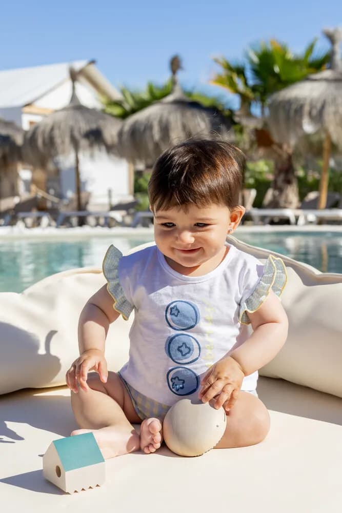Niña con un conjunto de la colección Primavera-Verano 2027