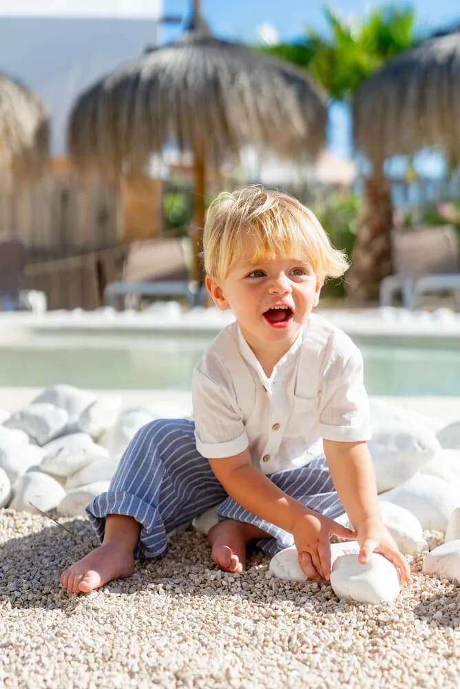 Niño con un conjunto de la colección Primavera-Verano 2027